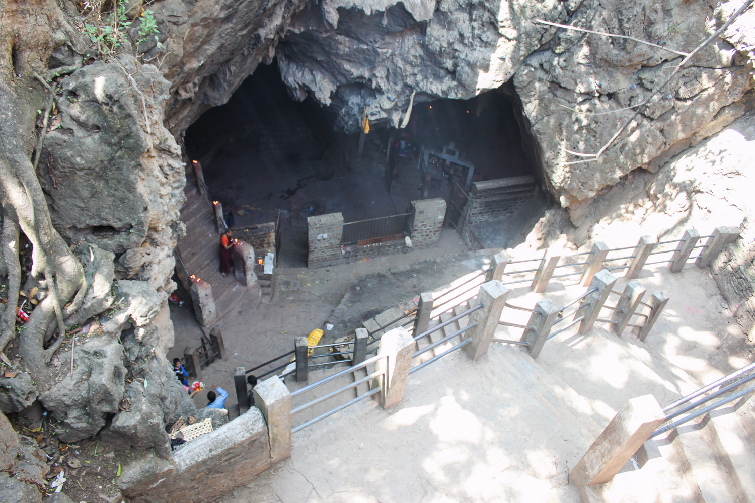 Halesi Tours (Maratika Cave) 